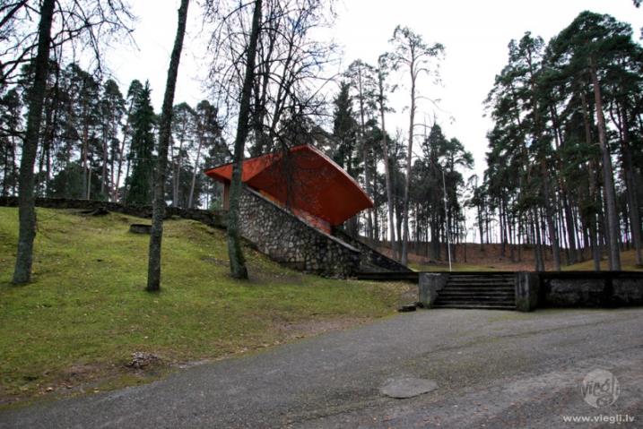 Jāņu kalns, brīvdabas estrāde